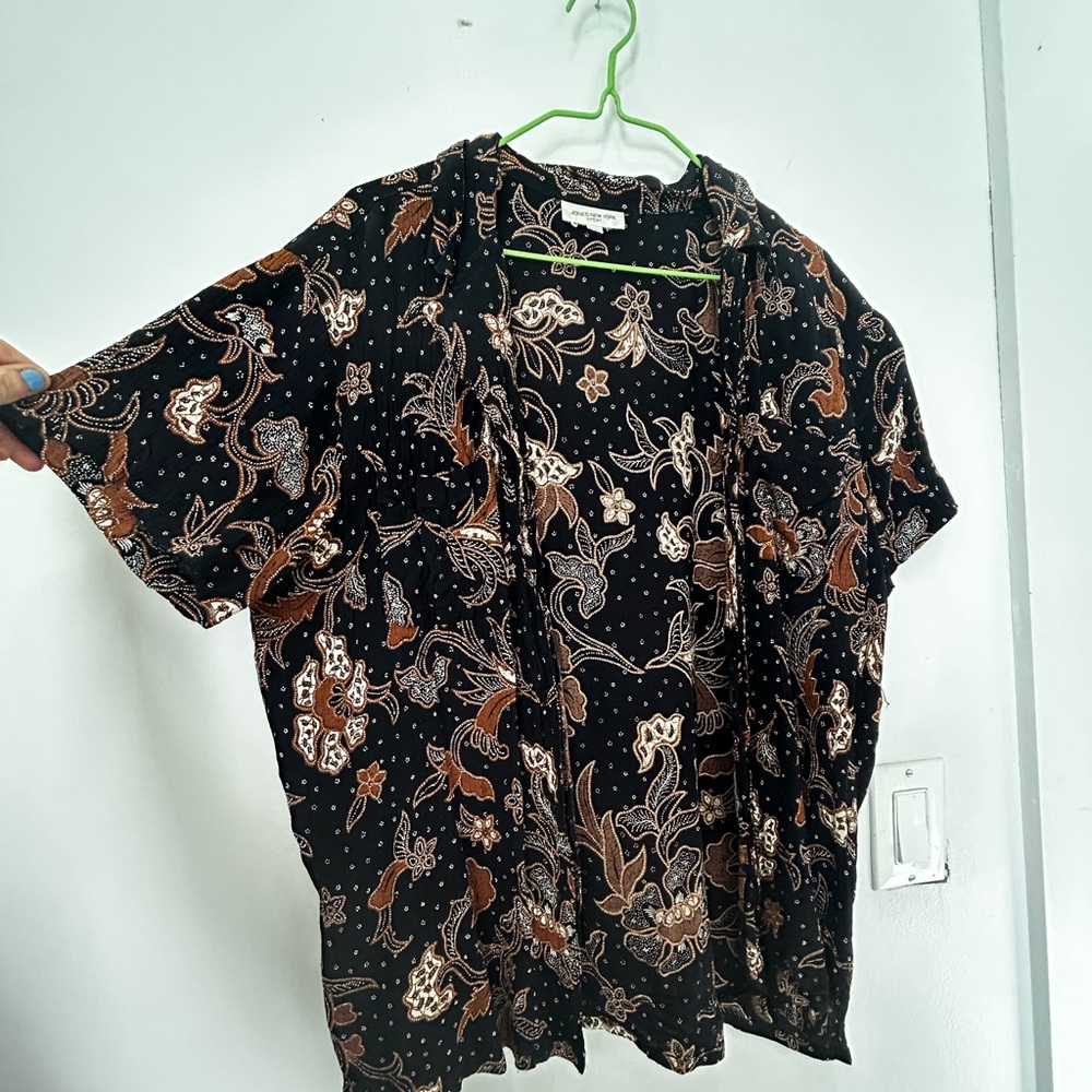 Vintage button up black tan and white floral funky patterned shirt. Size 10.
